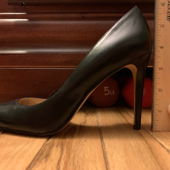 Black Pumps - Picture 5 of 6